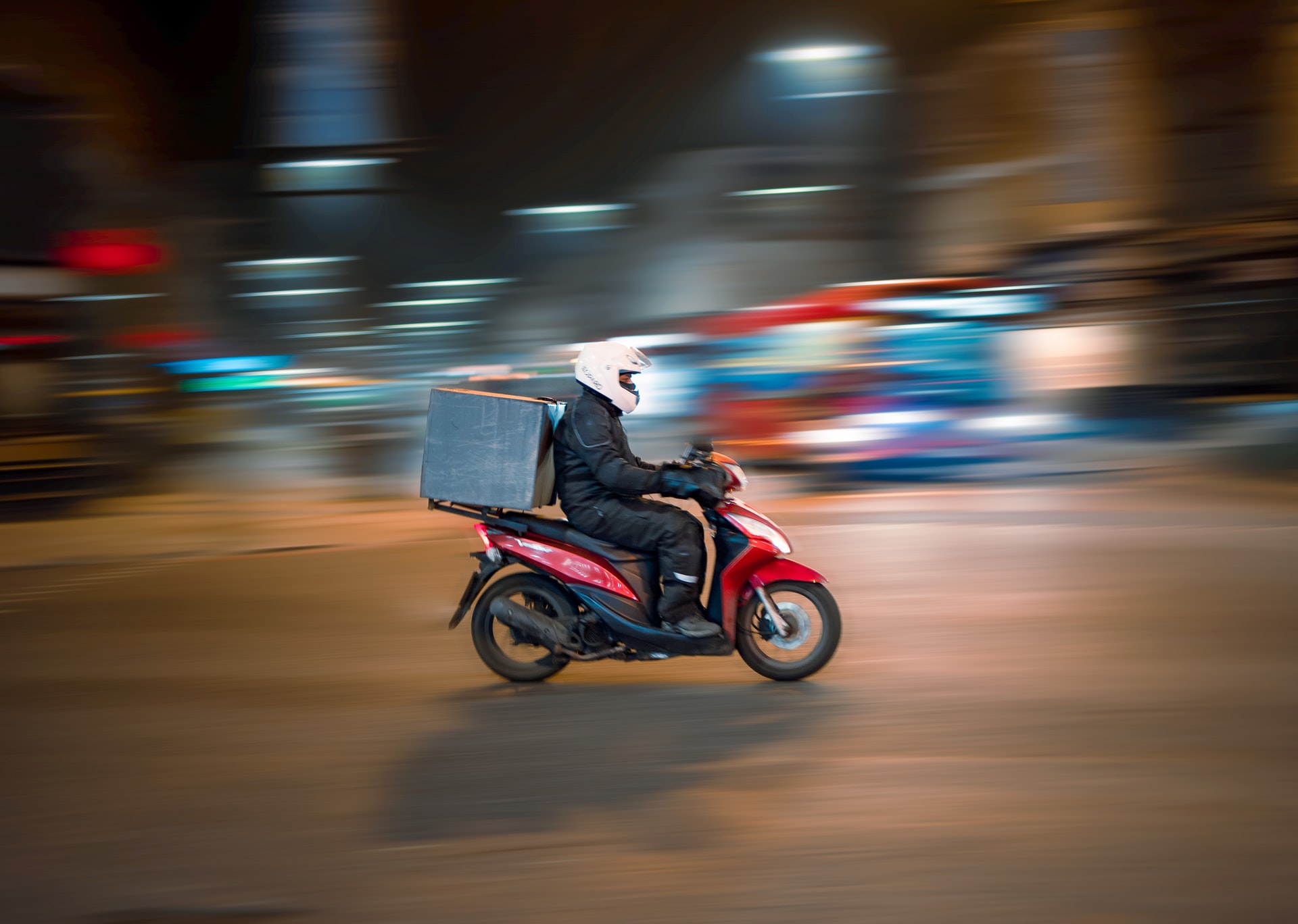 deliveroo, dovoz, rozvoz, moto, motorka, motorkář, balíček