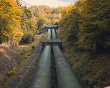 Plynové trubky vedoucí přírodou