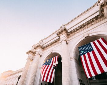 Americká centrální banka (Fed) dnes zvýšila svou základní úrokovou sazbu o čtvrt procentního bodu do rozpětí 0,25 až 0,50 procenta.