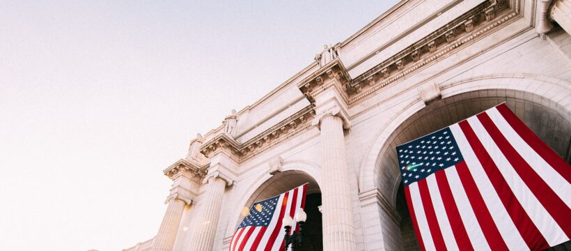 Americká centrální banka (Fed) dnes zvýšila svou základní úrokovou sazbu o čtvrt procentního bodu do rozpětí 0,25 až 0,50 procenta.
