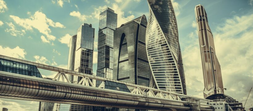 Moskevská burza dnes po měsíci částečně obnovila obchodování s akciemi, většina titulů po zahájení výrazně zpevnila.