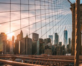 Americké akcie dnes výrazně posílily. Pokles cen ropy a údaje o výrobních cenách ve Spojených státech pomohly zmírnit obavy investorů z inflace.