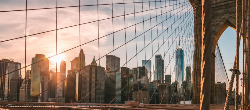 Americké akcie dnes výrazně posílily. Pokles cen ropy a údaje o výrobních cenách ve Spojených státech pomohly zmírnit obavy investorů z inflace.