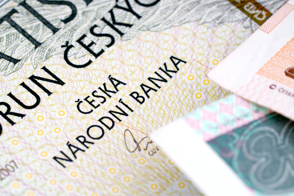 Česká národní banka začala intervenovat na devizovém trhu proti oslabování koruny.