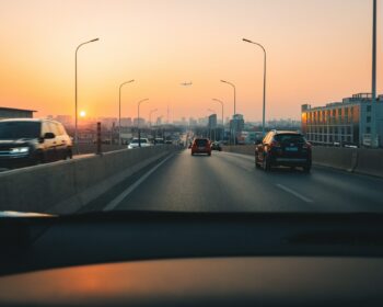 Ceny pohonných hmot v Česku od minulého týdne klesly. Benzin Natural 95 zlevnil o 1,51 koruny na průměrných 45,13 Kč/l, nafta o 1,34 koruny na 47,69 Kč/l.