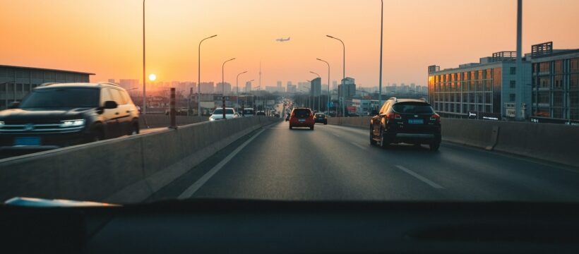 Ceny pohonných hmot v Česku od minulého týdne klesly. Benzin Natural 95 zlevnil o 1,51 koruny na průměrných 45,13 Kč/l, nafta o 1,34 koruny na 47,69 Kč/l.