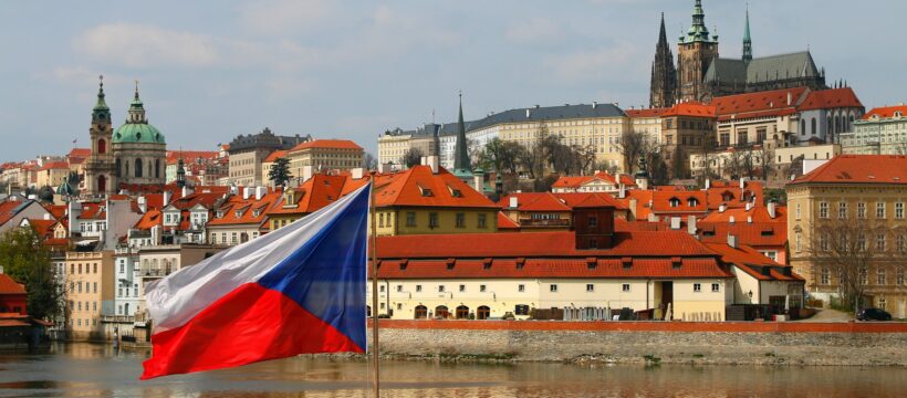 Výhled na Pražský hrad s českou vlajkou