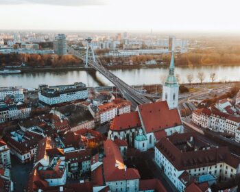 Rubeľ počas štvrtka a piatku stratil voči americkému doláru viac ako 17 percent svojej hodnoty.