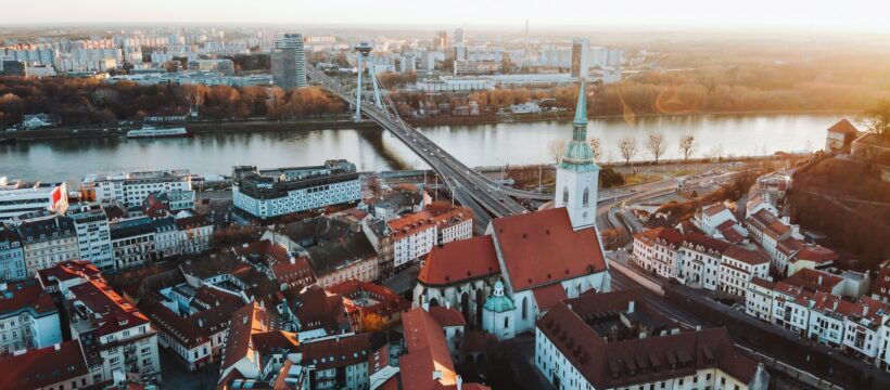 Rubeľ počas štvrtka a piatku stratil voči americkému doláru viac ako 17 percent svojej hodnoty.