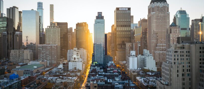 Měnový výbor americké centrální banky (Fed) by měl dnes podle všeobecného očekávání finančních trhů v rámci boje s vysokou inflací přistoupit k dalšímu zvýšení základní úrokové sazby.