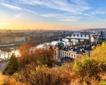 Česká ekonomika letos v prvním čtvrtletí stoupla meziročně podle zpřesněného odhadu o 4,9 procenta.