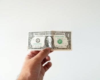 Americký dolar dnes posiluje ke koši měn. Pomáhají mu obavy z globálního ekonomického zpomalení a sázky na výrazný růst úrokových sazeb ve Spojených státech.