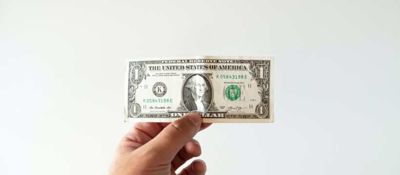 Americký dolar dnes posiluje ke koši měn. Pomáhají mu obavy z globálního ekonomického zpomalení a sázky na výrazný růst úrokových sazeb ve Spojených státech.