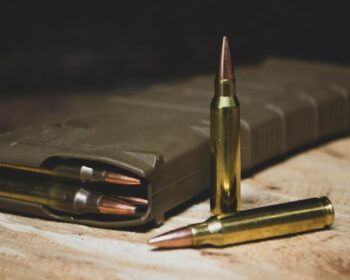 Americký Senát dnes schválil návrh zákona na větší regulaci prodeje a držení zbraní, který vypracovala skupina demokratických a republikánských senátorů.