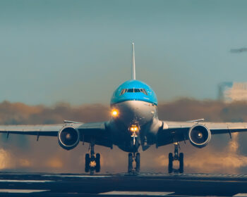 Nizozemská letecká společnost KLM zruší do konce srpna kvůli nedostatku zaměstnanců denně až 20 letů po Evropě. Aerolinky, které jsou součástí skupiny Air France-KLM, to dnes uvedla v tiskové zprávě. Začátek letní sezony doprovází na letištích v Evropě chaos. Vedle nedostatku pracovních sil k němu přispívají stávky a technické problémy.
