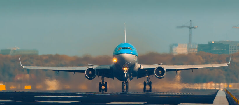 Nizozemská letecká společnost KLM zruší do konce srpna kvůli nedostatku zaměstnanců denně až 20 letů po Evropě. Aerolinky, které jsou součástí skupiny Air France-KLM, to dnes uvedla v tiskové zprávě. Začátek letní sezony doprovází na letištích v Evropě chaos. Vedle nedostatku pracovních sil k němu přispívají stávky a technické problémy.