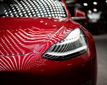 Zisk automobilky Tesla v letošním druhém čtvrtletí byl 2,26 miliardy dolarů (54,5 miliardy Kč), téměř dvojnásobek 1,14 miliardy dolarů zisku za stejné období loňského roku.