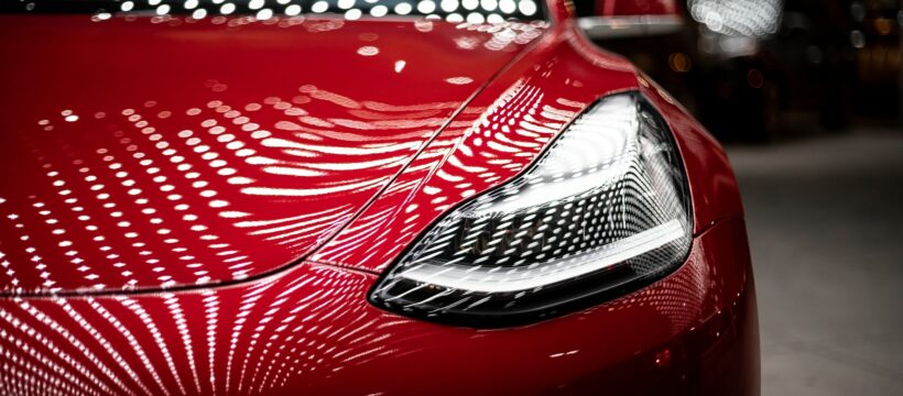 Zisk automobilky Tesla v letošním druhém čtvrtletí byl 2,26 miliardy dolarů (54,5 miliardy Kč), téměř dvojnásobek 1,14 miliardy dolarů zisku za stejné období loňského roku.