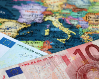 Inflace v eurozóně v červenci vystoupila na rekordních 8,9 procenta