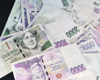 Státní dluh v pololetí stoupl o 242 miliard na 2,7 bilionu korun Státní dluh v prvním pololetí stoupl o 242 miliard korun na 2,7 bilionu korun. Vyplývá to z informací, které zveřejnilo ministerstvo financí na internetu. Na každého Čecha tak hypoteticky připadl dluh zhruba 257.000 korun.