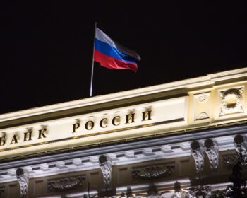 Ruská centrální banka překvapivě snížila základní úrok na osm procent