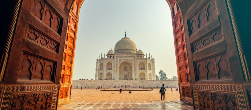 Indická automobilka Tata Motors se dohodla, že koupí továrnu amerického koncernu Ford Motor v západoindickém státě Gudžarát za 7,3 miliardy rupií.