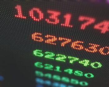 Evropské akcie dnes pošesté za sebou posílily, těžařské firmy těžily z vyhlídek na nová opatření na podporu čínské ekonomiky.