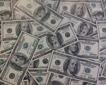 Kurz amerického dolaru ke koši šesti předních světových měn dnes zůstává téměř beze změny.