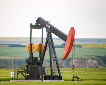 Ceny ropy se dnes vyšplhaly na nová tříměsíční maxima, vzhůru je tlačí omezené dodávky suroviny na trh a vyhlídky na nová opatření na podporu čínské ekonomiky.