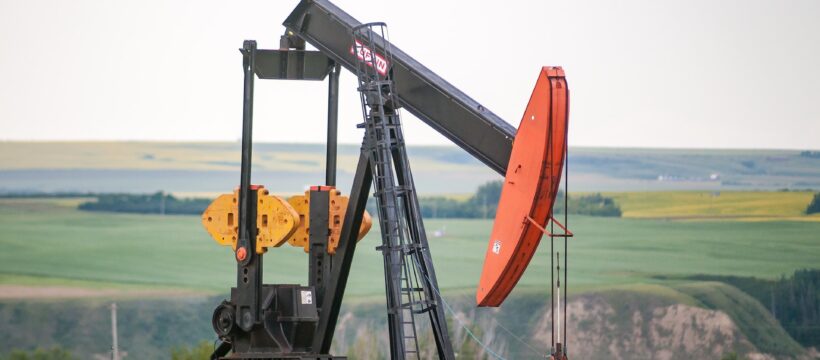 Ceny ropy se dnes vyšplhaly na nová tříměsíční maxima, vzhůru je tlačí omezené dodávky suroviny na trh a vyhlídky na nová opatření na podporu čínské ekonomiky.