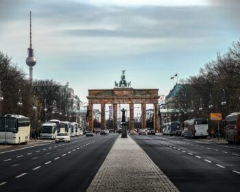 "Situace je extrémně náročná," řekl podle agentury DPA prezident svazu Dehoga Guido Zöllick. Varoval před návratem k plné dani z přidané hodnoty (DPH) na jídlo v restauracích na přelomu roku: "Pak jsou další uzavírky nevyhnutelné."