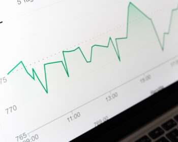 Většina z deseti hlavních emisí pražské burzy oslabila. Posílení si připsaly pouze tři. Byly ale mezi nimi i cenné papíry Komerční banky a Monety, které patřily k nejvíce obchodovaným.