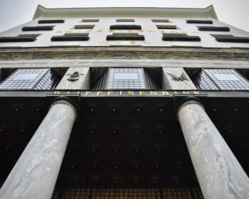 Rakouská Raiffeisen Bank Internatinal (RBI) plánuje oddělit do konce letošního roku své ruské podnikání