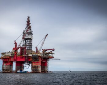 Kolem 17:50 SELČ cena severomořské ropy Brent vykazovala růst o jedno procento na 95,41 dolaru za barel. Americká lehká ropa WTI si ve stejnou dobu připisovala 1,5 procenta a prodávala se za 92,81 dolaru za barel.