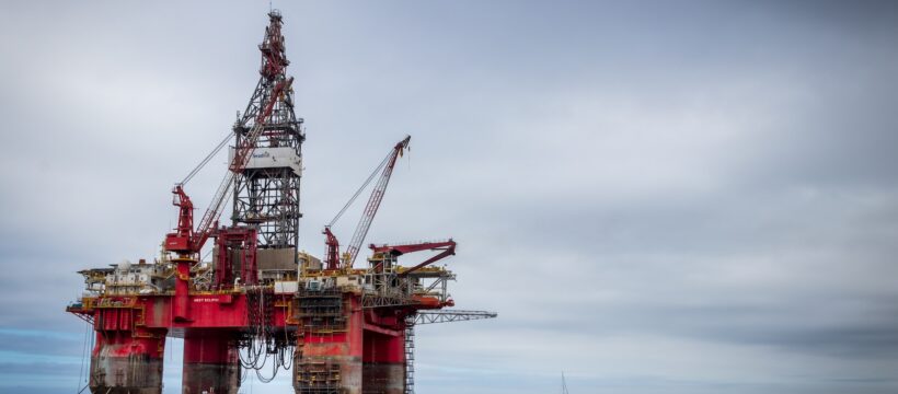 Kolem 17:50 SELČ cena severomořské ropy Brent vykazovala růst o jedno procento na 95,41 dolaru za barel. Americká lehká ropa WTI si ve stejnou dobu připisovala 1,5 procenta a prodávala se za 92,81 dolaru za barel.