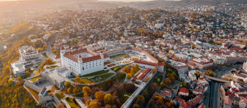 Hospodářství Slovenska podpořil podle statistiků přebytek zahraničního obchodu a investice. Z jednotlivých odvětví se dařilo průmyslu, obchodu, stavebnictví, stejně jako finančnímu a pojišťovacímu sektoru.