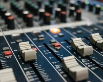 Kmitočty pro celoplošnou síť DAB Radiokomunikace vydražily prostřednictvím své společnosti Czech Digital Group v aukci vypsané loni Českým telekomunikačním úřadem. Za kmitočty zaplatí přes 26 milionů korun.