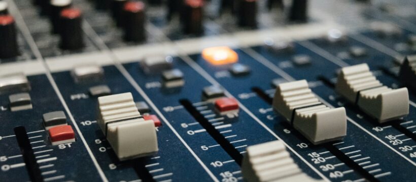 Kmitočty pro celoplošnou síť DAB Radiokomunikace vydražily prostřednictvím své společnosti Czech Digital Group v aukci vypsané loni Českým telekomunikačním úřadem. Za kmitočty zaplatí přes 26 milionů korun.