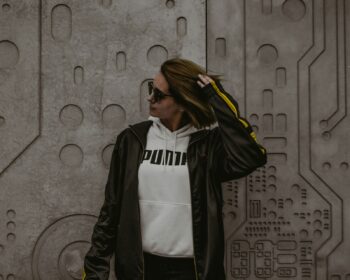 Žena v Puma oblečení