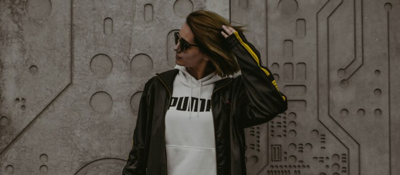 Žena v Puma oblečení