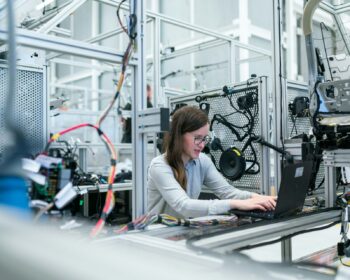 Severoamerické podniky si podle těchto údajů vloni objednaly 31.159 robotů.