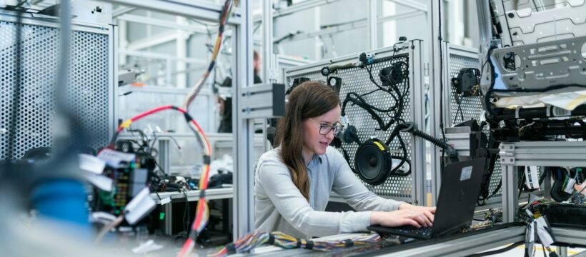 Severoamerické podniky si podle těchto údajů vloni objednaly 31.159 robotů.