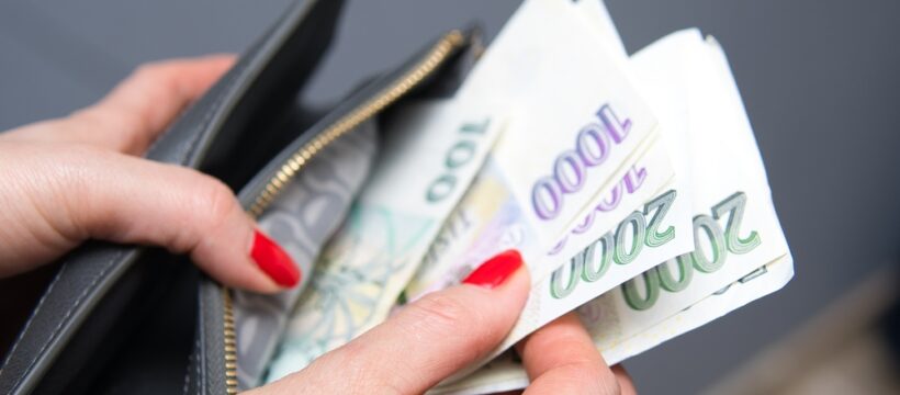 V rámci konsolidačního balíčku připravila vláda i novelu zákona o spotřební dani, která opět zdražuje klasické cigarety. Od března krabička cigaret na pultech obchodů podraží průměrně o pět korun.