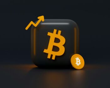 Cena nejznámější kryptoměny bitcoin v noci na dnešek přesáhla hranici 68.000 dolarů.