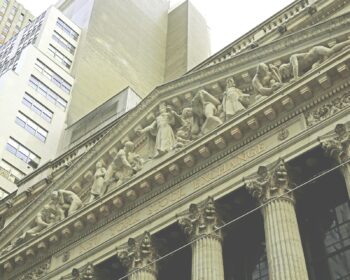 Americké akcie dnes převážně oslabovaly. Příznivé údaje o zpracovatelském sektoru Spojených států zmírnily očekávání, že americká centrální banka (Fed) v červnu sníží úrokové sazby.