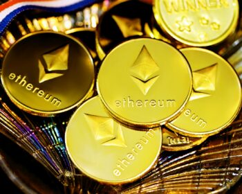 Dolar je bez větších změn, ether překonal dvouměsíční maximum