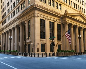 Dolar mírně posiluje po příznivých údajích o ekonomice USA