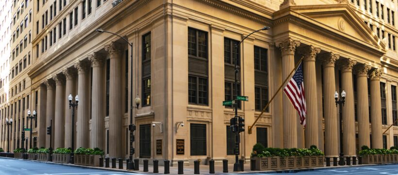 Dolar mírně posiluje po příznivých údajích o ekonomice USA