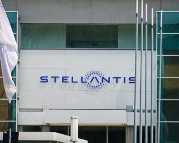 Dnešní oznámení o snížení výhledu zisku přichází několik dní poté, co snížila celoroční výhled podruhé za čtvrt roku německá automobilka Volkswagen.